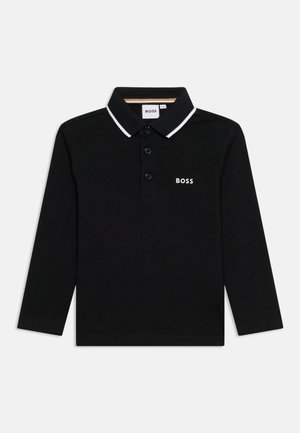 Schwarzes Polohemd mit langen Ärmeln, weißem Besatz am Kragen, drei Knöpfen und weißem "BOSS"-Logo auf der linken Brust.