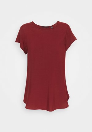 Rood T-shirt met korte mouwen en een ronde hals, gemaakt van zachte stof. Heeft een licht gebogen zoom en subtiele zijsplitten voor extra bewegingsvrijheid.