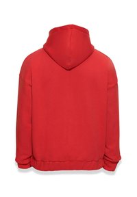 Sweat à capuche rouge avec une grande capuche, coupe ample, poignets et ourlet côtelés. Le matériau semble doux avec une texture lisse. Aucun graphique visible.