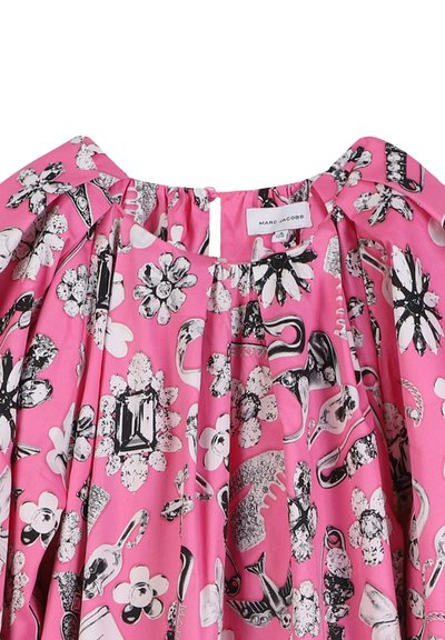 Roze stoffen blouse met een geplooide halslijn, voorzien van een print van zwart-wit bloemen- en accessoirepatronen. Inclusief een keyhole-uitholling aan de achterkant.