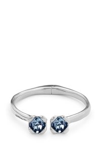 Pulsera de plata con dos cristales hexagonales de color azul claro, decorados con acentos en estilo floral y un acabado suave y pulido.