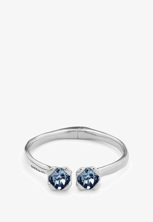 Bracelet jonc en argent présentant deux cristaux hexagonaux bleu clair ornés d'accents de style floral, avec une finition lisse et polie.