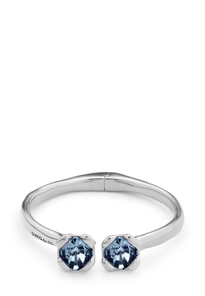 Pulsera de plata con dos cristales hexagonales de color azul claro, decorados con acentos en estilo floral y un acabado suave y pulido.