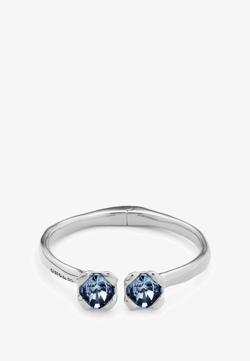 Pulsera de plata con dos cristales hexagonales de color azul claro, decorados con acentos en estilo floral y un acabado suave y pulido.