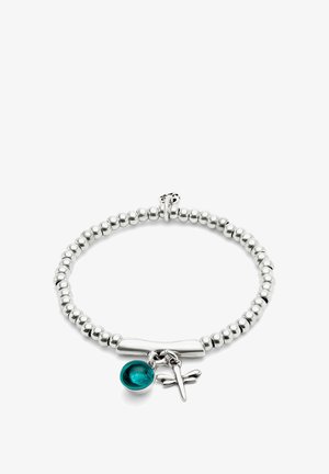 Pulsera de cuentas de plata con una barra central lisa, un charm de color turquesa y un pequeño colgante de libélula.