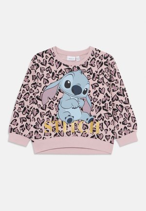 Roze sweatshirt met luipaardpatroon, featuring een cartoonfiguur. Tekst "STITCH" in goud onder het figuur. Zacht materiaal, ronde hals.