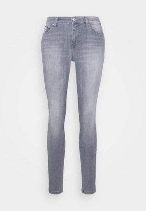 Jeans skinny em denim cinza claro com um design clássico de cinco bolsos. Apresenta um fecho de botão e passadores para cinto; textura suave com um desbotado subtil.