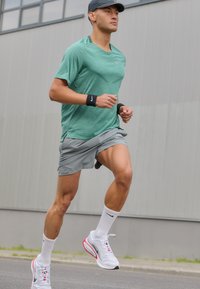 Nike Performance JOURNEY RUN - Zapatillas running asfalto - white/black/fire red/cement grey