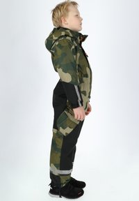 Camouflage wintersuit met een capuchon, in de kleuren groen, zwart en grijs. Voorzien van elastische manchetten, reflecterende accenten en zijzakken.