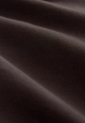 Țesătură maro cu o textură netedă, prezentând nervuri subtile orizontale și o cădere moale. Fără modele distincte sau elemente metalice vizibile.