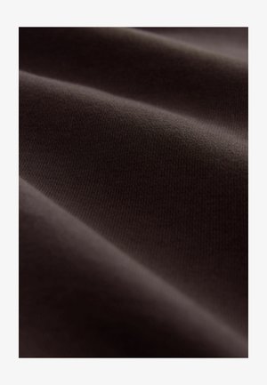 Țesătură maro cu o textură netedă, prezentând nervuri subtile orizontale și o cădere moale. Fără modele distincte sau elemente metalice vizibile.