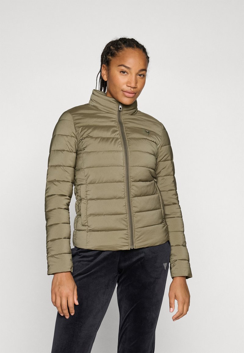 Giacca imbottita in verde oliva, con colletto alto, zip a tutta lunghezza e discreto logo sul petto. Superficie strutturata, design aderente.