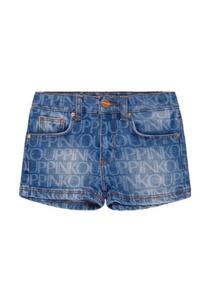 Shorts in denim di colore azzurro chiaro con un motivo a logo ripetuto su tutta la superficie. Presenta due tasche anteriori e una chiusura con bottone, con cuciture in vista.
