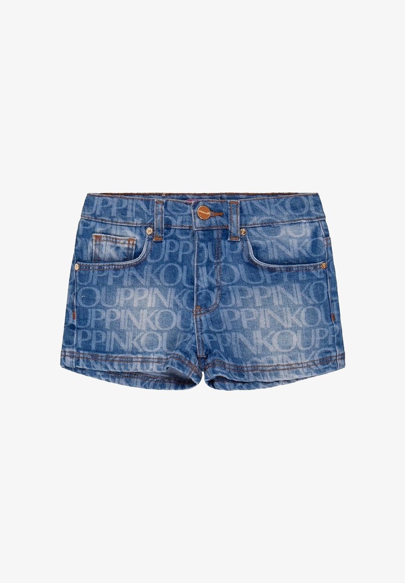 Shorts in denim di colore azzurro chiaro con un motivo a logo ripetuto su tutta la superficie. Presenta due tasche anteriori e una chiusura con bottone, con cuciture in vista.