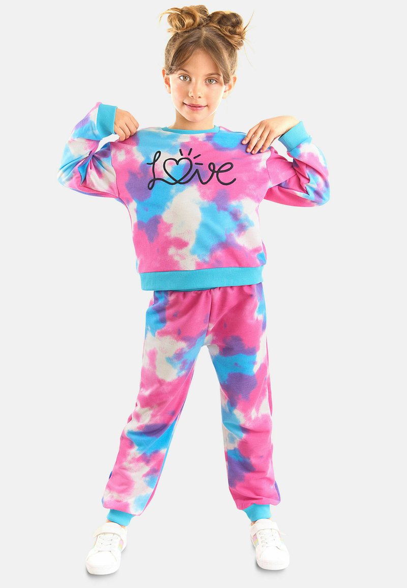 Kolorowy zestaw bluzy i spodni tie-dye w odcieniach różu, niebieskiego i białego. Posiada grafikę "Love" na górze oraz elastyczne mankiety.