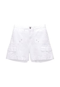 Hvide cargoshorts i bomuld med en løs pasform. Har forlommer og to store sidelommer. Metallukning med knap i taljen.