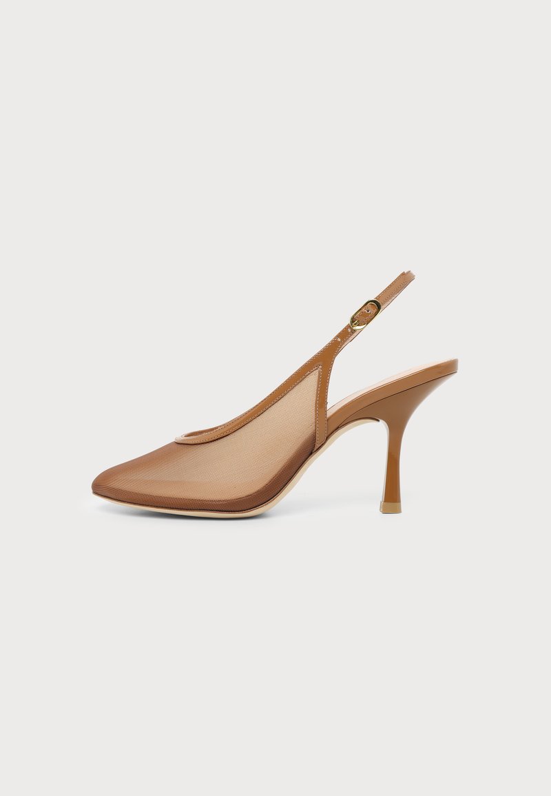Chaussure à talon haut slingback en maille marron avec bout pointu et bride à boucle dorée sur fond clair uni.