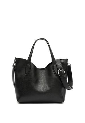 Črna teksturirana usnjena torbica z dvema zgornjima ročajema in nastavljivim ramenskim trakom s srebrno zaponko.