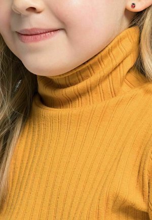 Maglione giallo a collo alto con una vestibilità aderente, caratterizzato da strisce verticali. Primo piano sulla zona del collo, con capelli biondo chiaro parzialmente visibili.