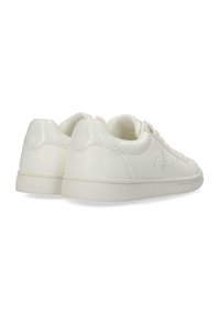 Baskets en cuir verni blanc avec une texture lisse, une forme arrondie et des coutures ton sur ton. Présente un design à lacets et un logo en relief discret.