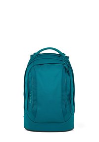 Türkisfarbener Rucksack mit mehreren Reißverschlussfächern, gepolstertem Griff oben und dezenten vertikalen Steppnähten vor weißem Hintergrund.