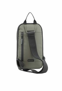 Borsa a spalla in nylon verde con tracolla regolabile, tasca frontale con zip e etichetta in PET riciclato. Texture liscia e forma rettangolare.
