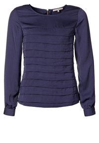 Blusa azul marino de manga larga, con diseño plisado horizontal y cuello redondo con cierre de cremallera en la parte trasera. Textura lisa.