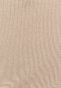 Meztelen színű bordázott anyag, finom fénylő felülettel, amelyen apró függőleges vonalak találhatóak és sima tapintású. Kiválóan alkalmas testhez álló ruhák készítésére.