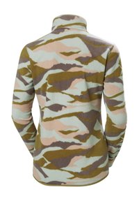 Fleece pullover in een camouflagepatroon met groen, bruin, roze en lichtblauw; hoge kraag en zachte textuur.