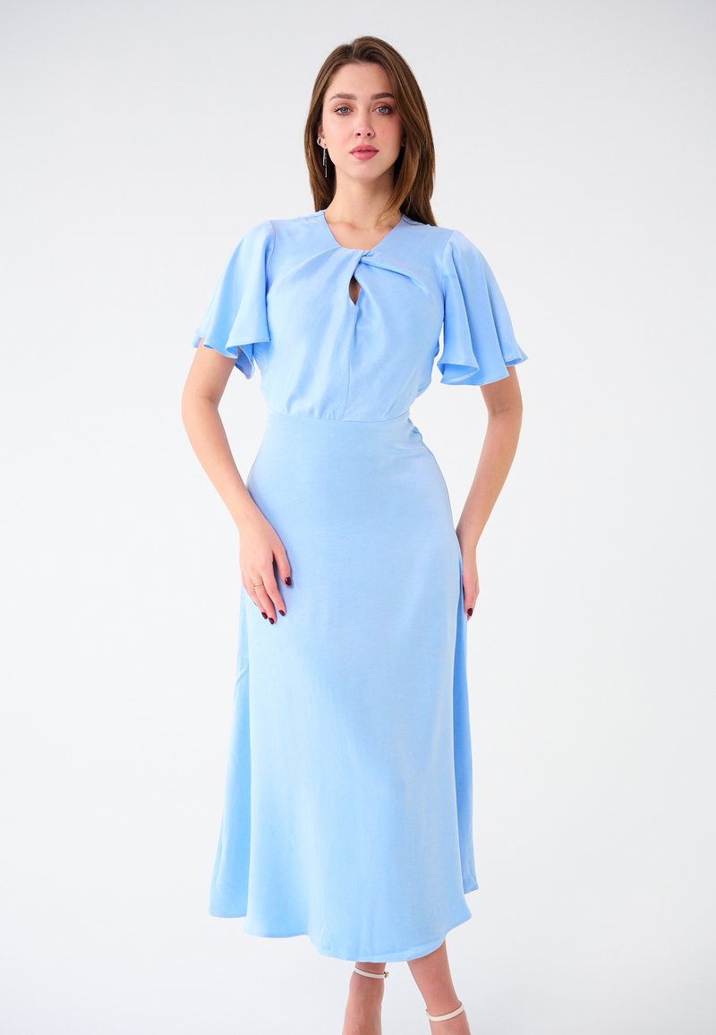 Himmlisch blaues Kleid mit kurzen, schwingenden Ärmeln, einem Schlüsselloch-Ausschnitt und einer taillierten Taille, die in einen Midikleid-Saum übergeht.