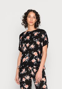 Blusa floral preta com mangas curtas, apresentando padrões de rosas em tons de laranja e azul. Tecido suave e design de corte relaxado.