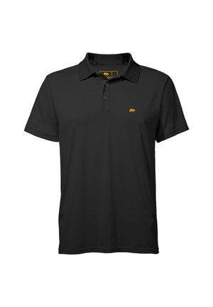 Zwarte polo gemaakt van een gladde stof, met een drieknoopsluiting en een klein geel berenlogo op de linkerborst.
