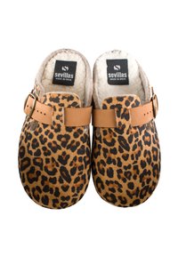 Zuecos de estampado de leopardo con un suave interior beige, tira de cuero marrón y hebilla. Fabricados con tela texturizada, tienen una forma redondeada.