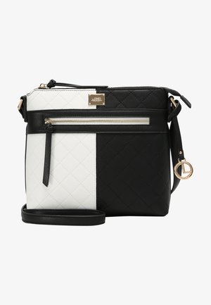 Sac bandoulière matelassé en cuir noir et blanc avec une poche avant zippée, une bandoulière réglable et des accents de quincaillerie dorée.