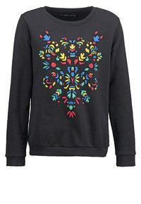 Sudadera negra con colorido bordado floral en rojo, amarillo, azul y verde, con cuello redondo y puños y dobladillo acanalados.