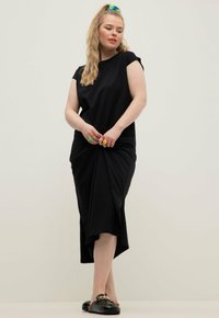 Studio Untold DÉCOLLETÉ ROND FENTE SUR LE CÔTÉ - Žerzejové šaty