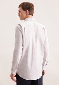 Camicia da uomo a maniche lunghe in tessuto leggero con motivo scozzese in blu e beige. Presenta un colletto classico e polsini con bottoni.