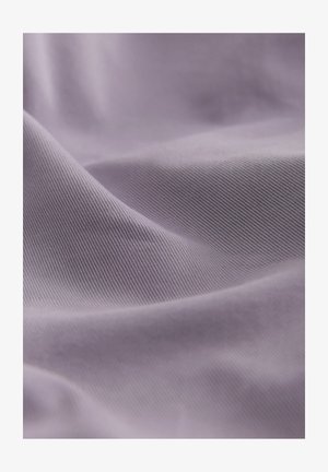 Světle fialová látka s jemnou strukturou, která má nenápadné diagonální žebrování a hladké vlny, odrážející světlo po povrchu.