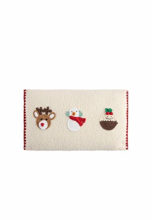 Rechteckiger cremefarbener Stoff mit roten Kanten, der gestrickte Motive eines Rentiers, eines Schneemanns mit rotem Schal und eines Weihnachtsdesserts mit Stechpalme zeigt.