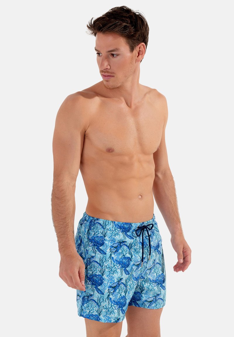 Blaue gemusterte Badeshorts mit einem Kordelzugbund, die ein Korallen- und Fischdesign auf einem hellblauen Hintergrund zeigen. Leichtes Material.