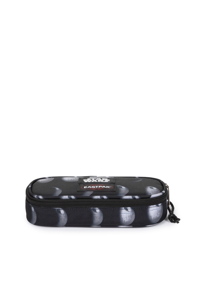 Astuccio nero con motivi grigi tondi, chiusura con zip e logo Eastpak. Realizzato in materiale resistente, presenta una forma piatta ed allungata.