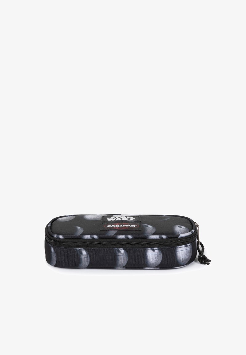 Astuccio nero con motivi grigi tondi, chiusura con zip e logo Eastpak. Realizzato in materiale resistente, presenta una forma piatta ed allungata.