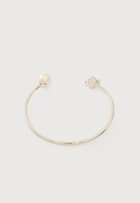 Λεπτό ανοιχτό χρυσό βραχιόλι με μία στρογγυλή πέρλα στη μία άκρη και ένα μικρό μενταγιόν τετράφυλλου τριφυλλιού στην άλλη άκρη.