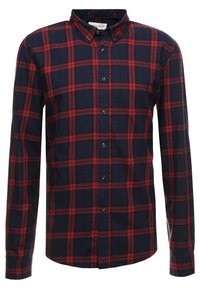 Rood en marineblauw geruit overhemd met lange mouwen en een button-down kraag, met een klassiek ruitpatroon en zwarte knopen aan de voorkant.