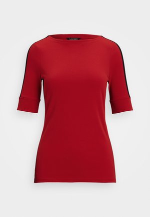 Červený top s kulatým výstřihem, krátkými rukávy a černými bočními akcenty. Vyrobeno z hladkého materiálu, s přiléhavým střihem a ohrnutím rukávů.