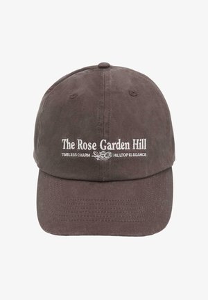 Barna baseball sapka fehér hímzéssel, amelyen az "The Rose Garden Hill" felirat olvasható, valamint kisebb szöveg: "Timeless Charm Hilltop Elegance" egy rózsa grafikával.