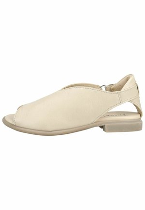 Sandale plate beige en cuir à bout ouvert avec bride arrière et petit talon, conçue pour un usage décontracté.