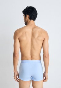 Lichtblauwe boxershorts met een zachte textuur en een snug fit. Beschikt over een effen tailleband met de merknaam in lichtgrijs.