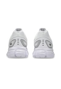 Par av vita löparskor sedda från baksidan, med texturerad sula, nätövre och "GEL"-text på hälpanelerna.