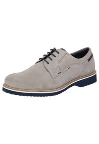 Chaussure en daim gris à lacets avec un bout rond et des accents navy ; elle présente une tige texturée, des coutures beiges et une semelle noire robuste.